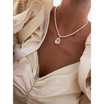 Madame Pearls Necklace / Crystal