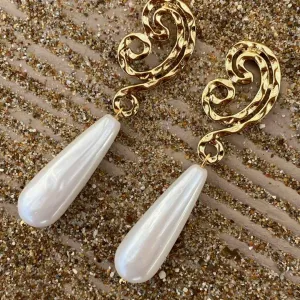 Golden Pearl Earring