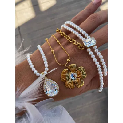 Madame Pearls Necklace / Crystal